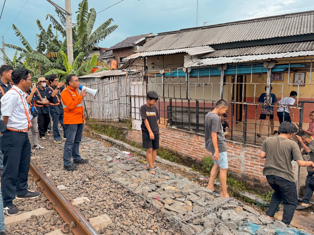 Sosialisasi kepada anak anak yang bermain di lintas kereta api Stasiun Bekasi pada Sabtu (14/6)