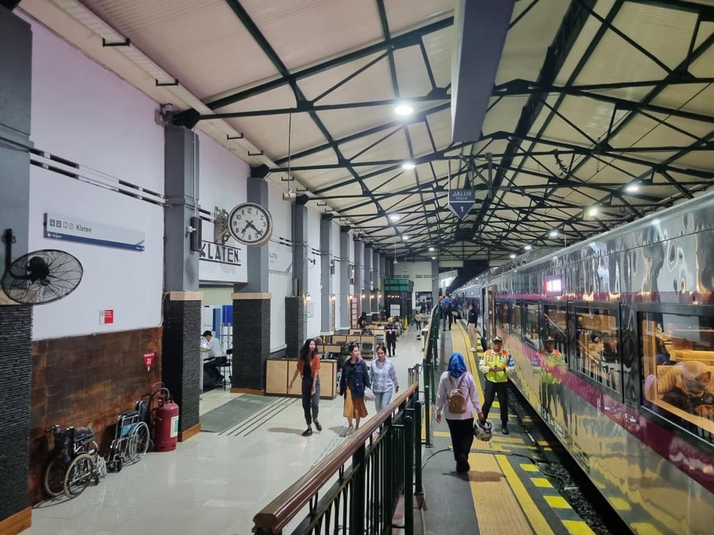 Suasana penumpang di Stasiun Klaten