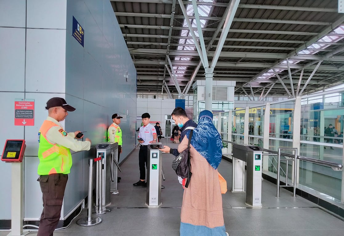 suasana stasiun cikarang pada Sabtu )14/6)