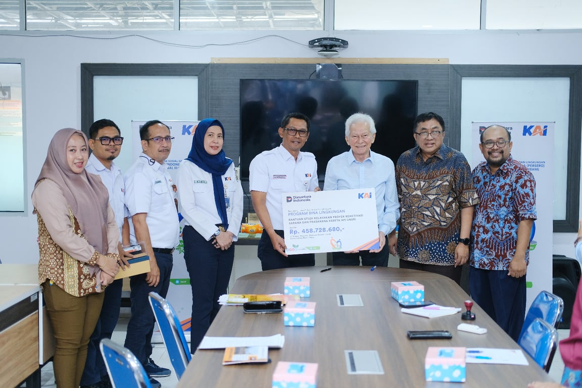 Foto: EVP PTKAI Divre III Palembang, Januri, menyerahkan bantuan program Bina Lingkungan FS reaktivasi KA Kertalaya