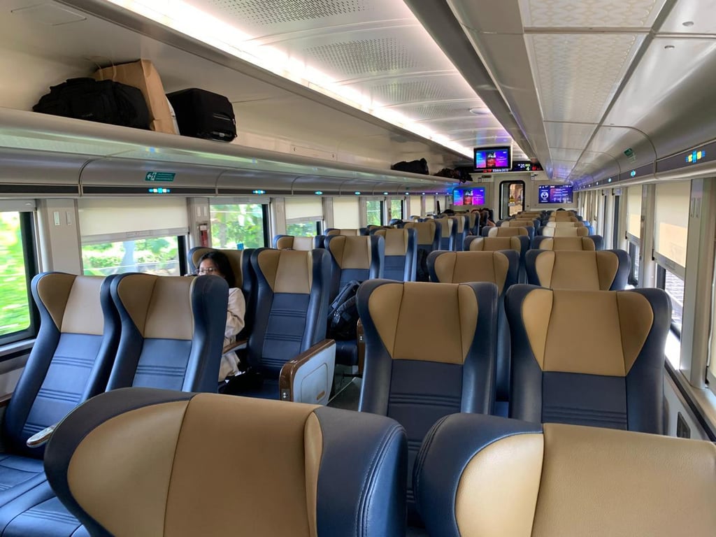 Interior kereta ekonomi terbaru yaitu ekonomi stainless steel new generation