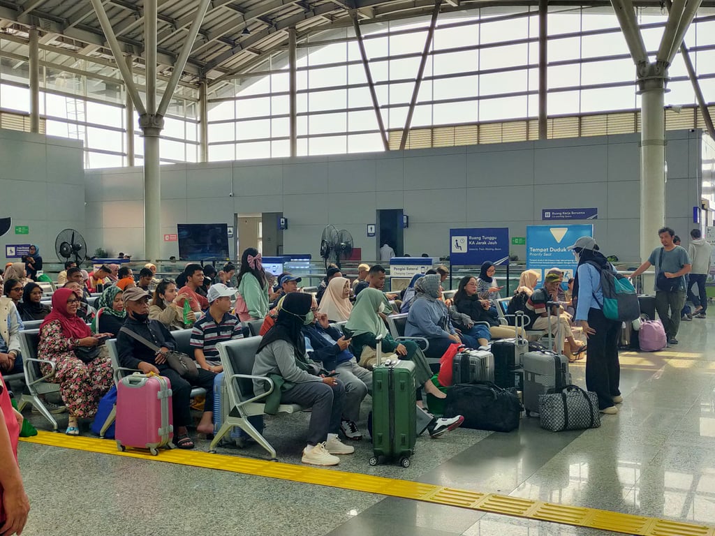 Penumpang Menunggu Kedatangan KAJJ di Stasiun Jatinegara