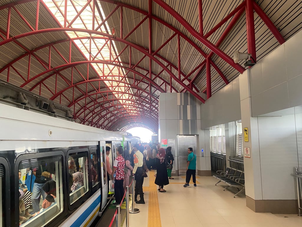 Foto: Suasana turun naik penumpang LRT Sumsel di stasiun.