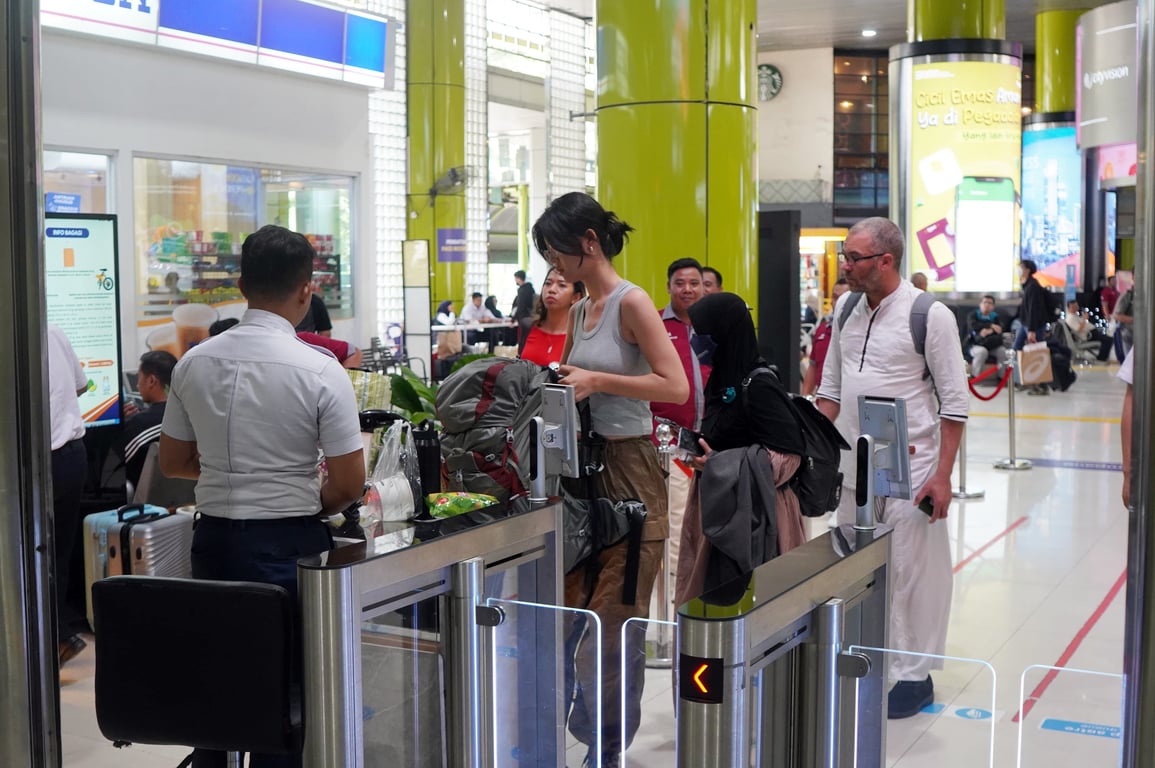 Pelanggan KA di Stasiun Gambir saat akan melakukan boarding. KAI Daop 1 Jakarta mencatat lebih dari 360 ribu pelanggan menikmati libur sekolah dengan bepergian menggunakan KA.
