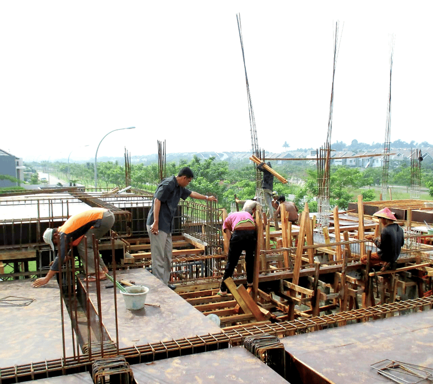 Yohanes melakukan supervisi proyek