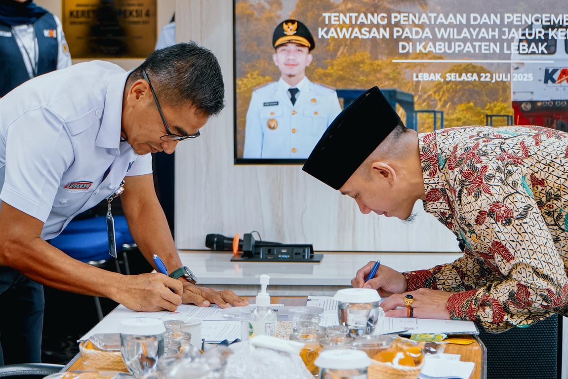 Penandatanganan MoU oleh Executive Vice President Daop 1 Jakarta, Yuskal Setiawan, dan Bupati Kabupaten Lebak, Moch. Hasbi Asyidiki Jayabaya, S.H.,pada Selasa (22/7).