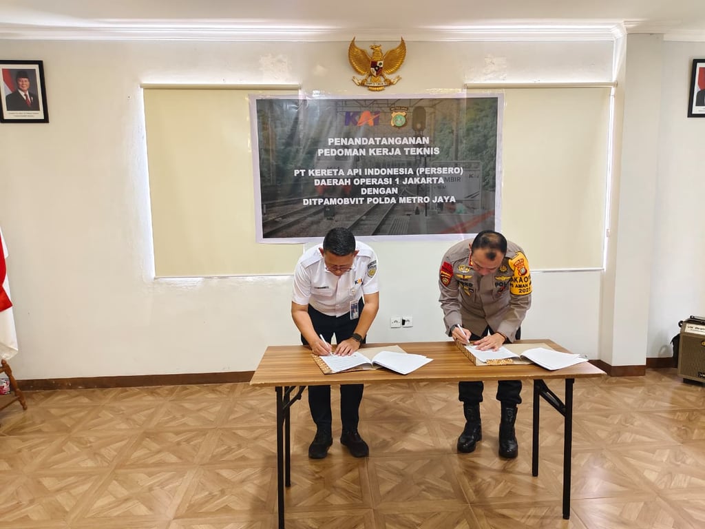 Manager Pengamanan Daop 1 Jakarta Kombes Pol Muhammad Nur Syam, S.I.K., S.H., M.H. dan Dirpamobvit Polda Metro Jaya Kombes Pol Djoko Sulistio, S.I.K., M.H. dan saat menandatangani Pedoman Kerja Teknis (PKT) Jasa Pengamanan Stasiun Gambir di Gedung Laju Praspero Polda Metro Jaya