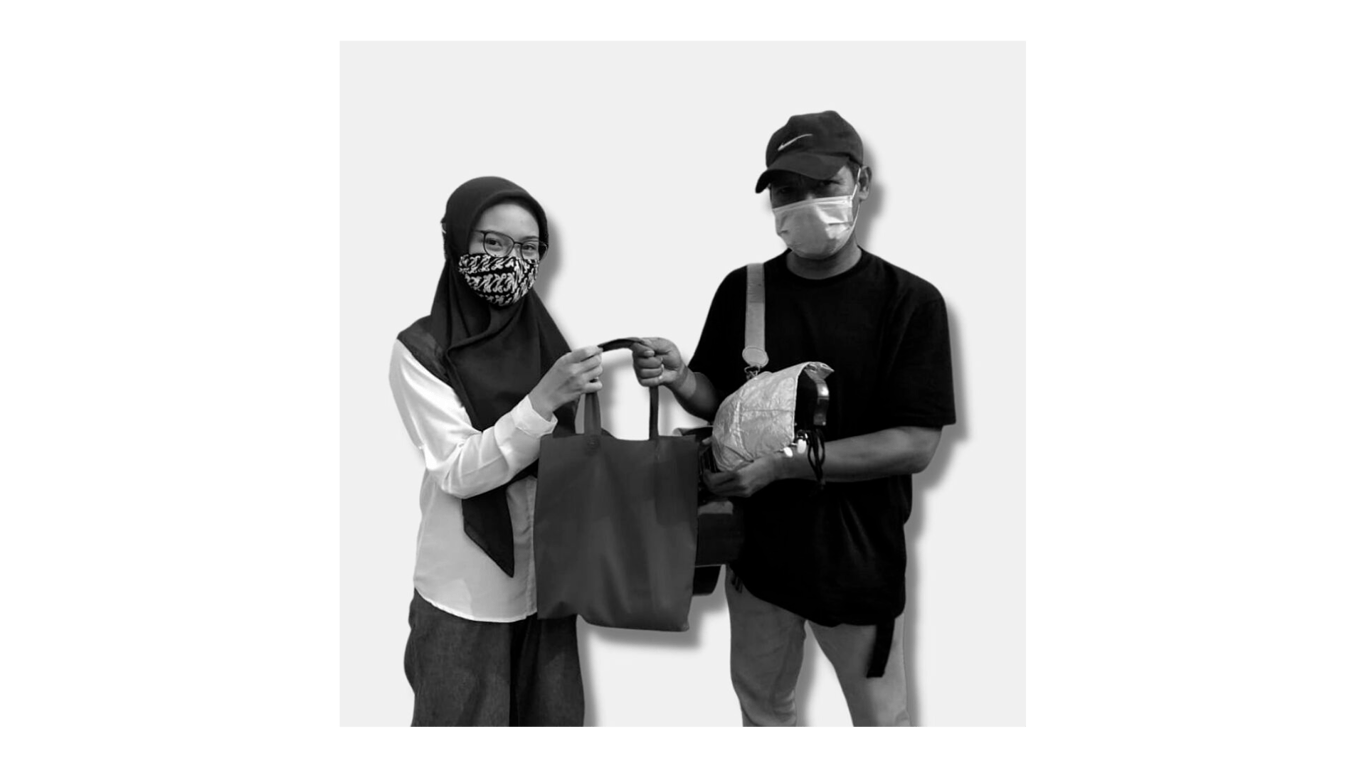Relawan WateryNation membagikan paket Ramadhan (Sumber: Dok. WateryNation)