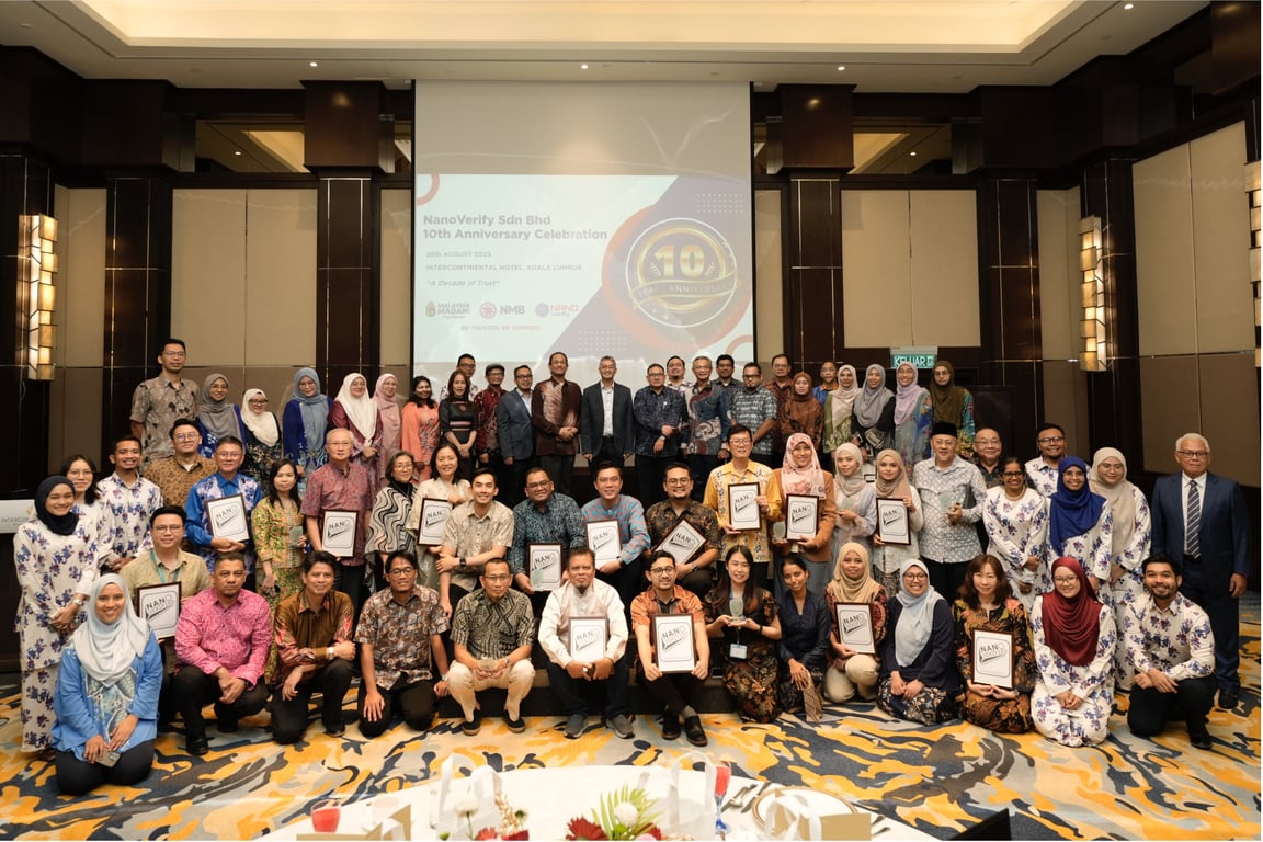 Group photo session with attendees, including VIPs, certificate holders, partners and agencies
