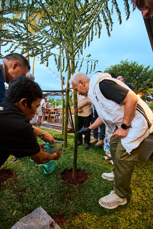 Direktur PT MGM M. Ridwan melakukan penanaman pohon
