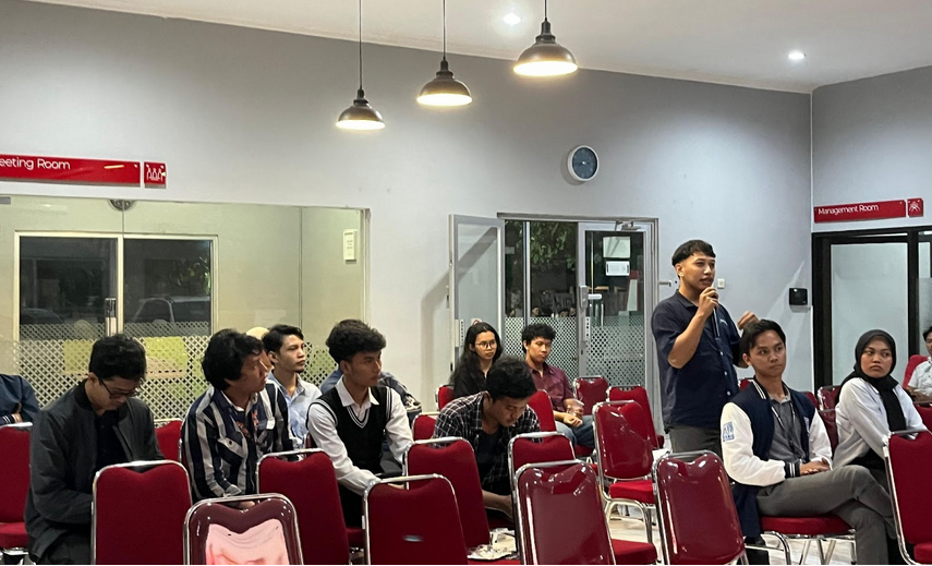 Diskusi aktif saling tukar pandangan