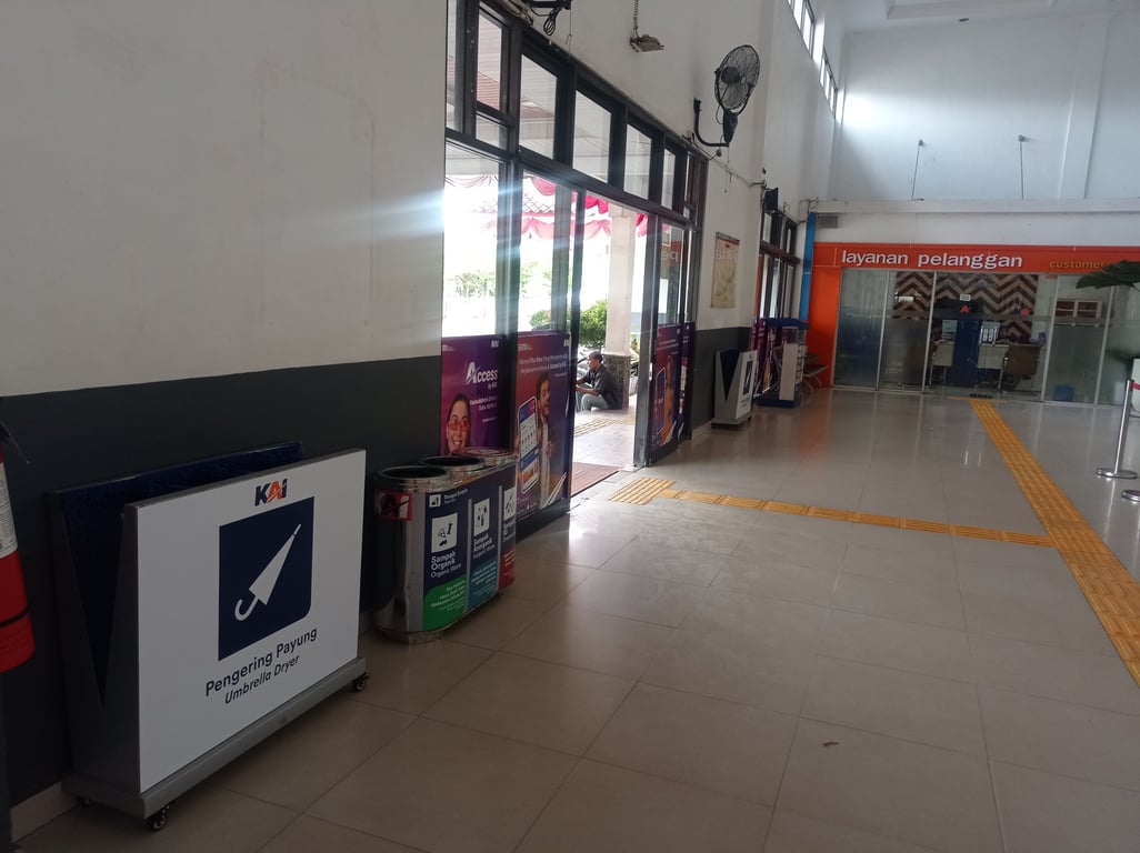 Foto : Pengering payung (Umbrella Dryer) Salah satu fasilitas gratis di stasiun Kertapati 