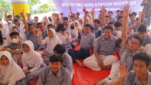 Siswa-siswi SMK Bank Dagang Negara sangat antusias ketika diminta untuk maju ke depan dan mempraktikkan materi secara langsung. Sumber gambar: Dok. Pribadi.