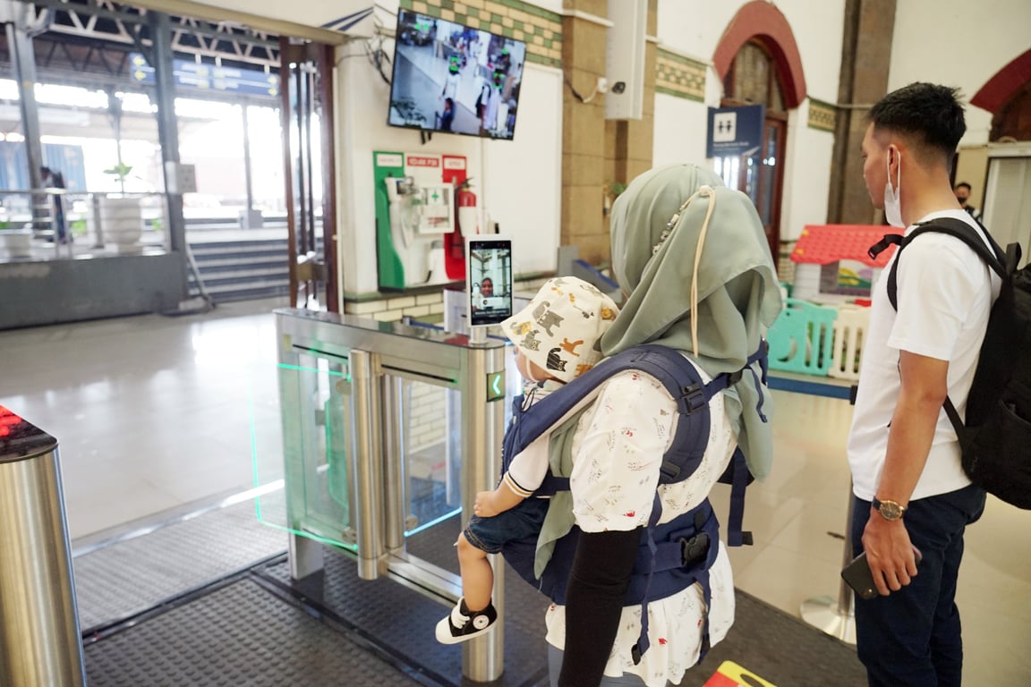 Penumpang KA saat menggunakan layanan Face Recognition Boarding Gate di Stasiun Semarang Tawang