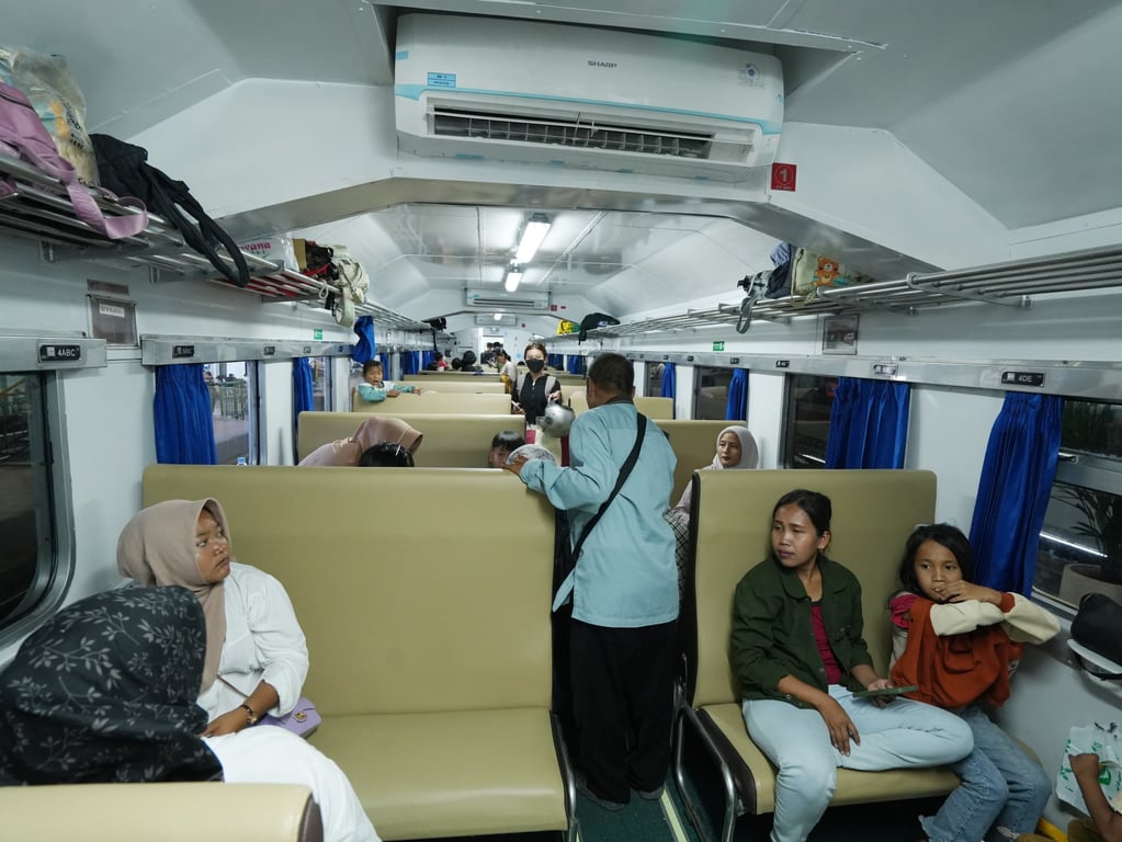Suasana penumpang pada KA Kedung Sepur dengan relasi Semarang Poncol - Ngrombo