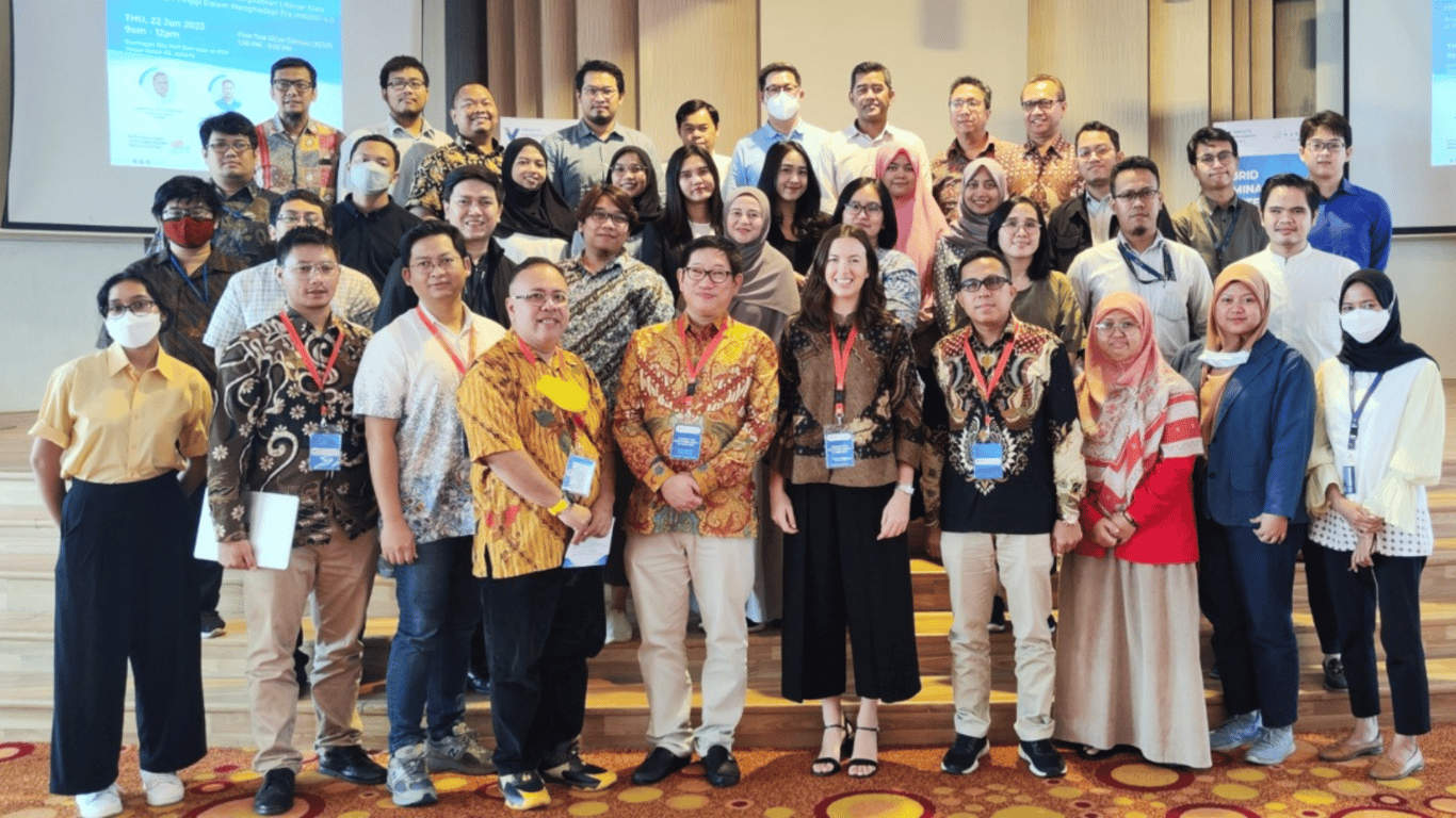 foto bersama peserta seminar tableau dengan CEO visidata, bapak Budi