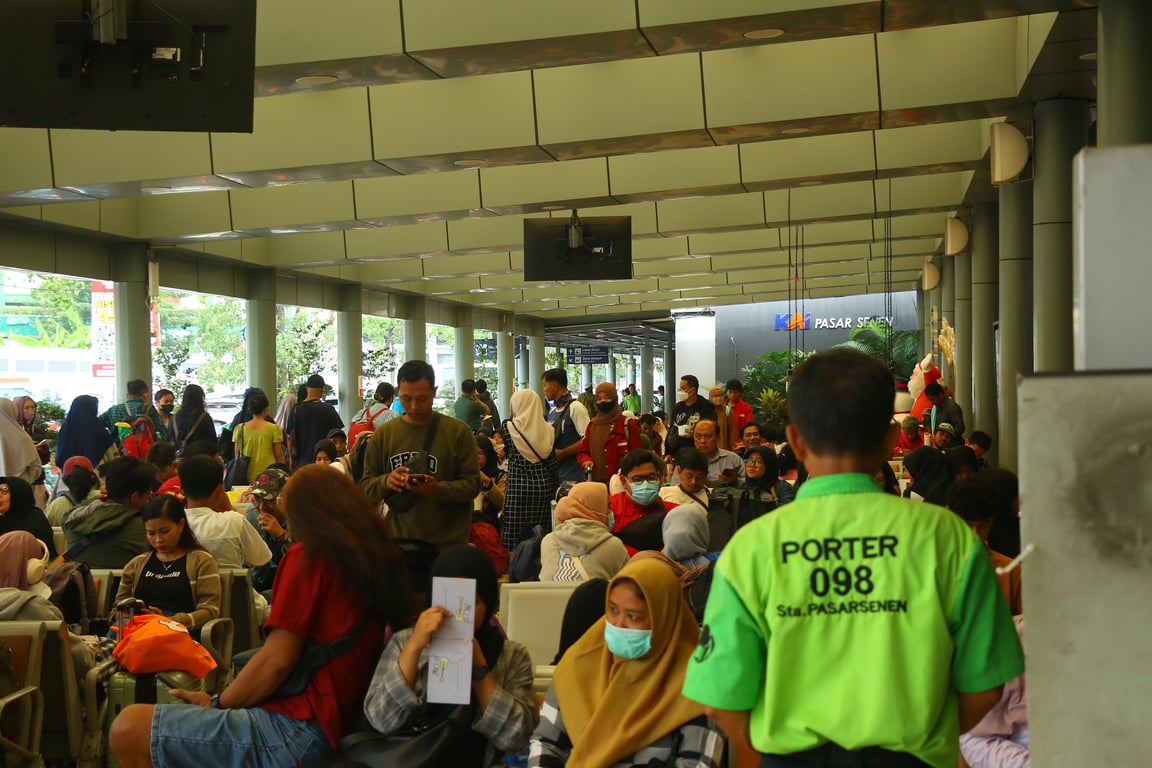 Suasana penumpang di Stasiun Pasarsenen