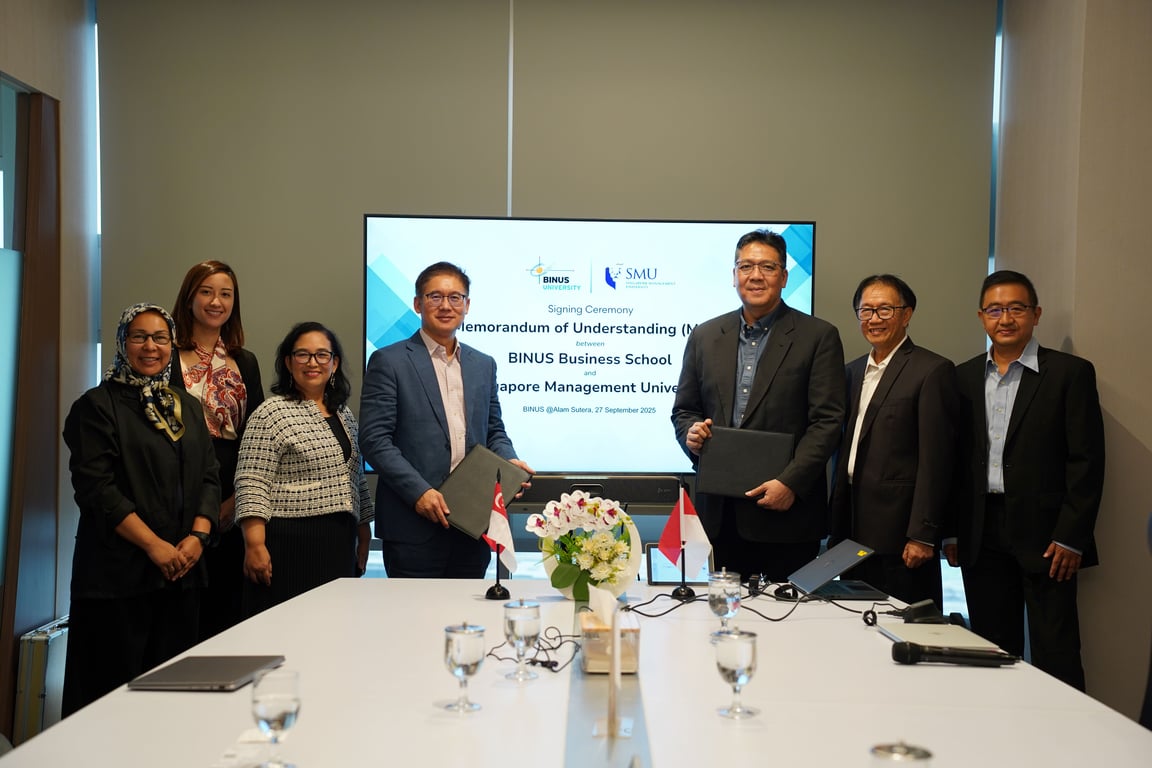 Prof David Gomulya (Perwakilan Singapore Management University/SMU) didamping oleh Dr Asnan Furinto (Dekan BBS MP), Dr Andreas Chang (Direktur Kampus BINUS @Senayan) dan Stephen Wahyudi Santoso (President of BINUS Higher Education) beserta jajaran Head of Program BBS MP pada seremoni penandatanganan MOU (27/9) di BINUS Alam Sutera.