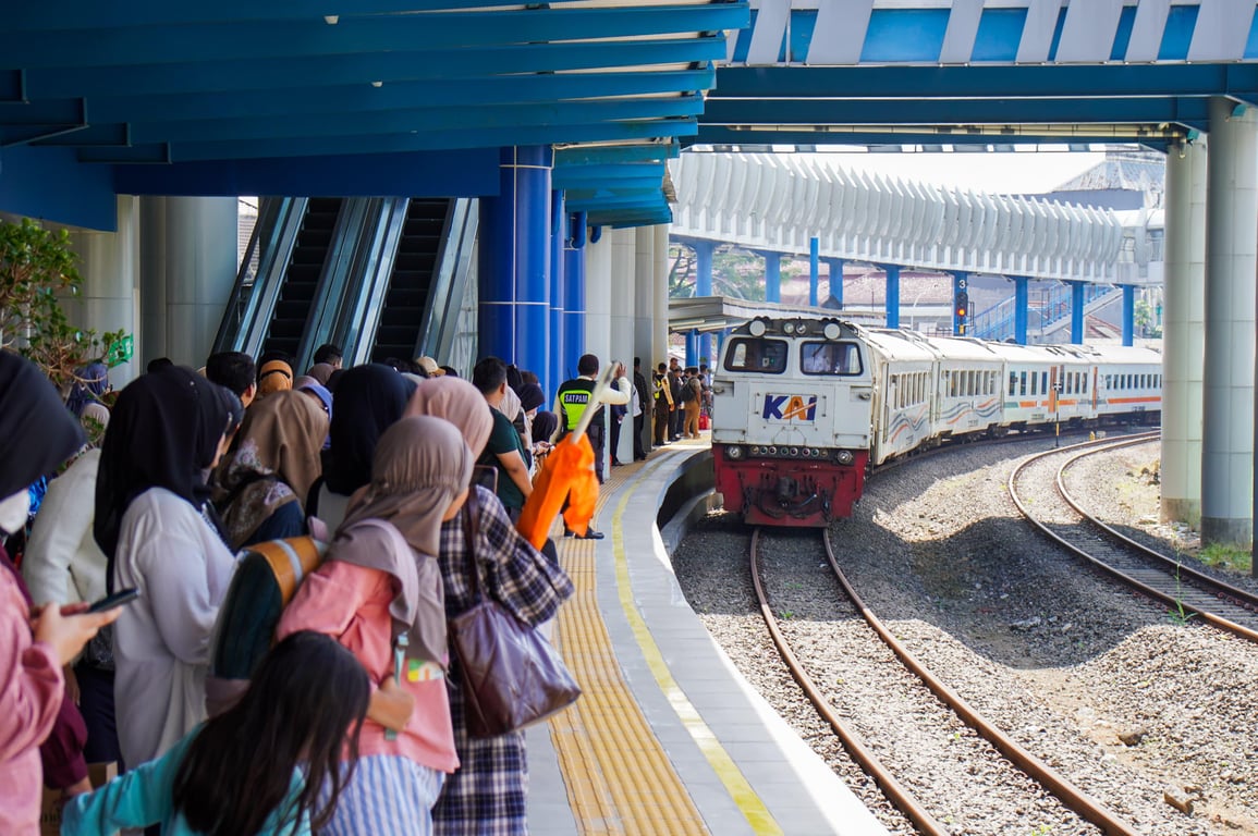Suasana penumpang saat menunggu KA Pangrango datang di Stasiun Bogor Paledang