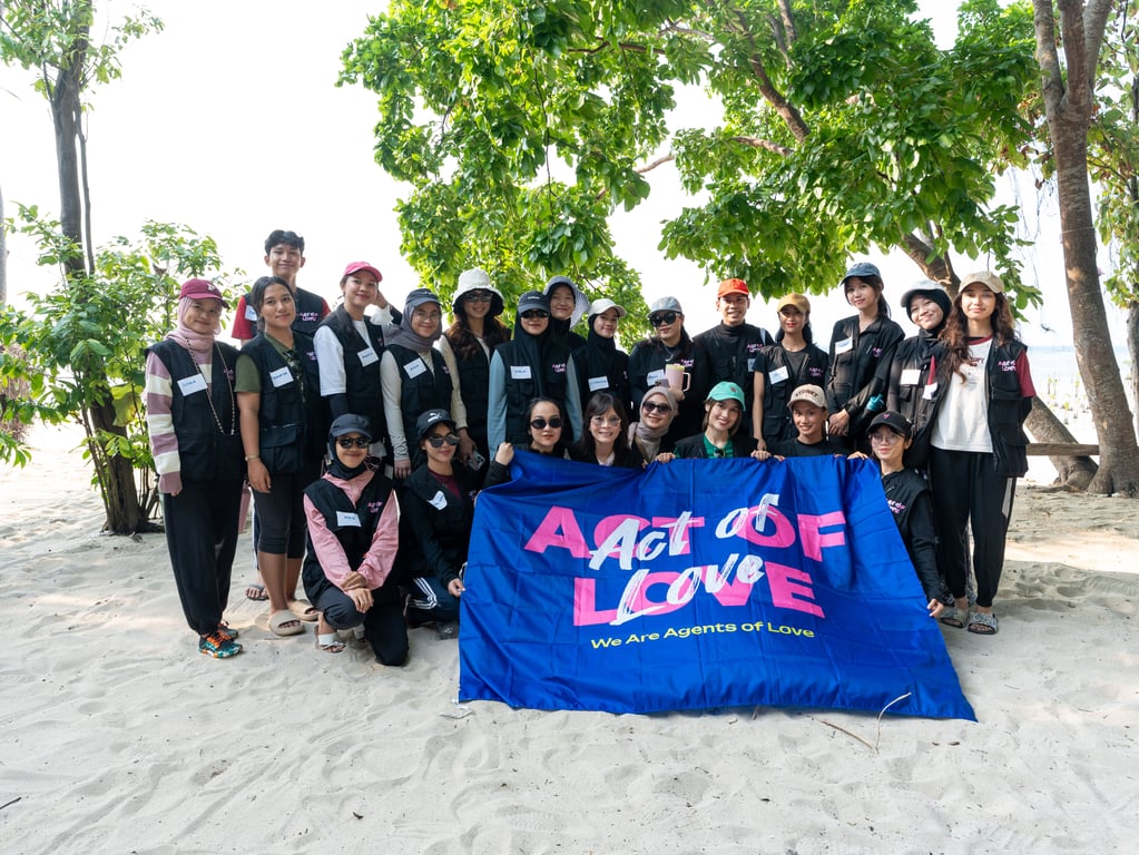 Tim Act of Love Foundation di kegiatan penanaman mangrove Pulau Pari  (Foto: Tim LindungiHutan)