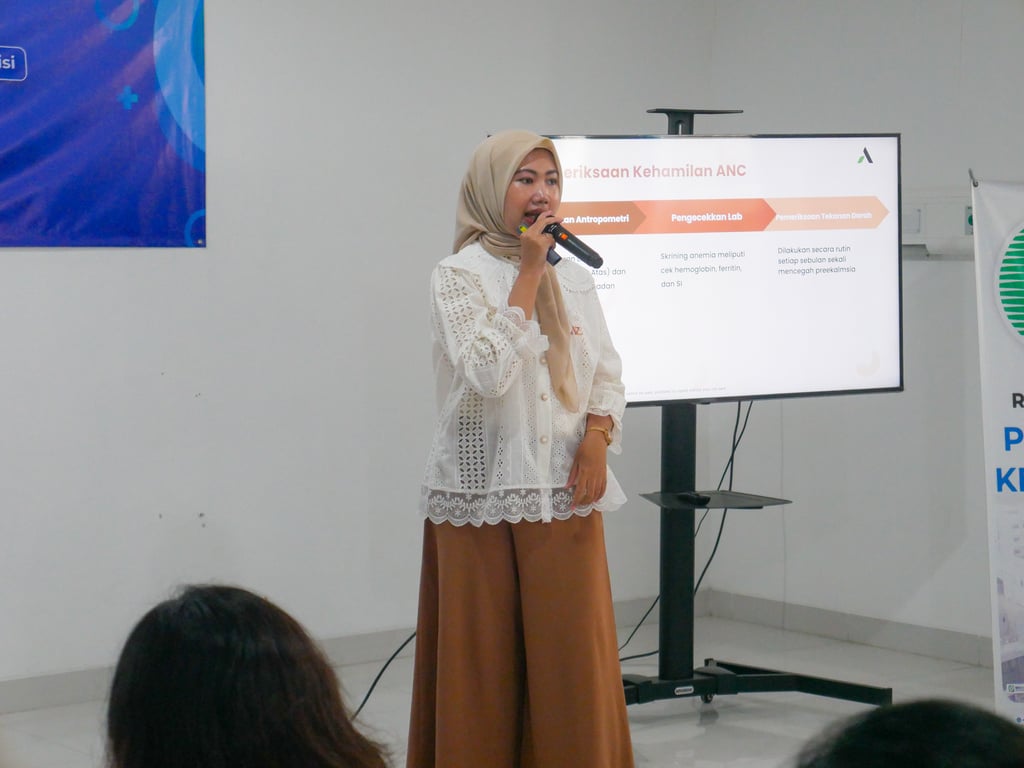 “Denissa Andriani, S.Gz., dari Arummi Foods, saat memaparkan materi edukasi tentang pentingnya nutrisi bagi ibu hamil” Sumber Foto: DoctorTool