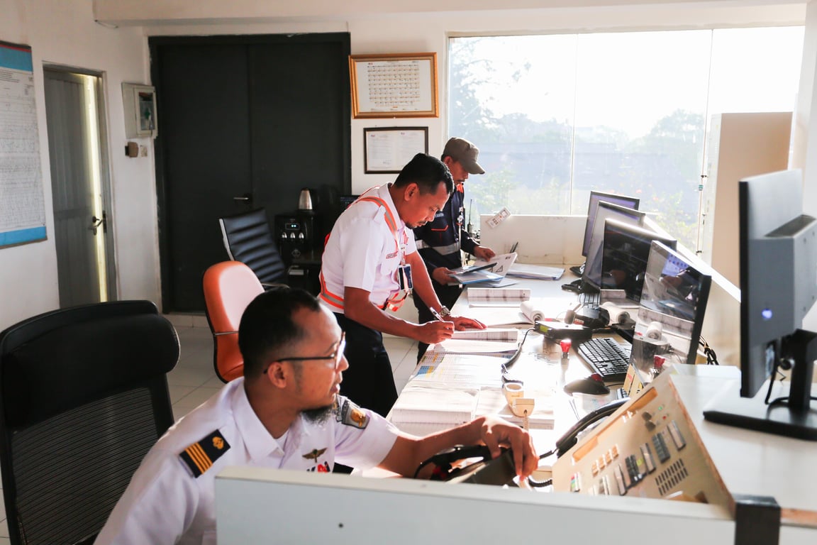 Suasana kerja di ruang PPKA pada Senin (7/7).