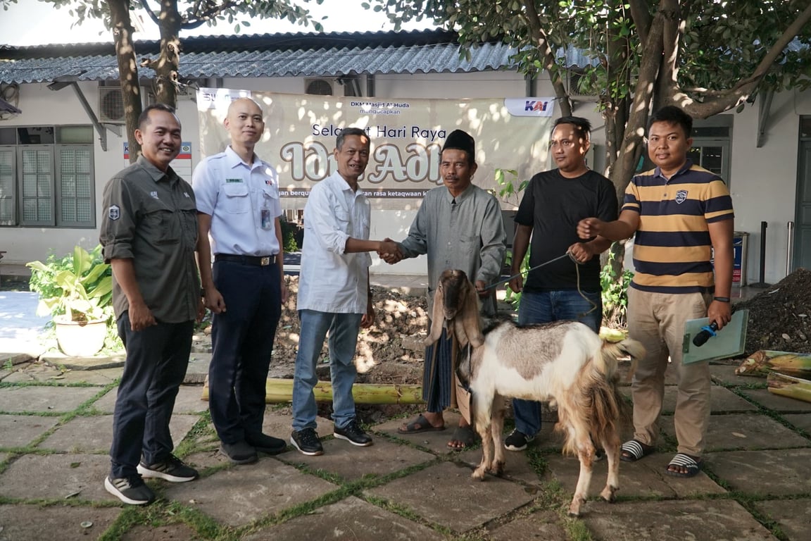 Penyerahan simbolis hewan kurban dari Manajemen KAI Daop 4 Semarang kepada Panitia Kurban