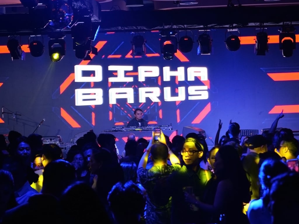 Penampilan Dipha Barus di Grand Opening 25hours Hotel Jakarta The Oddbird