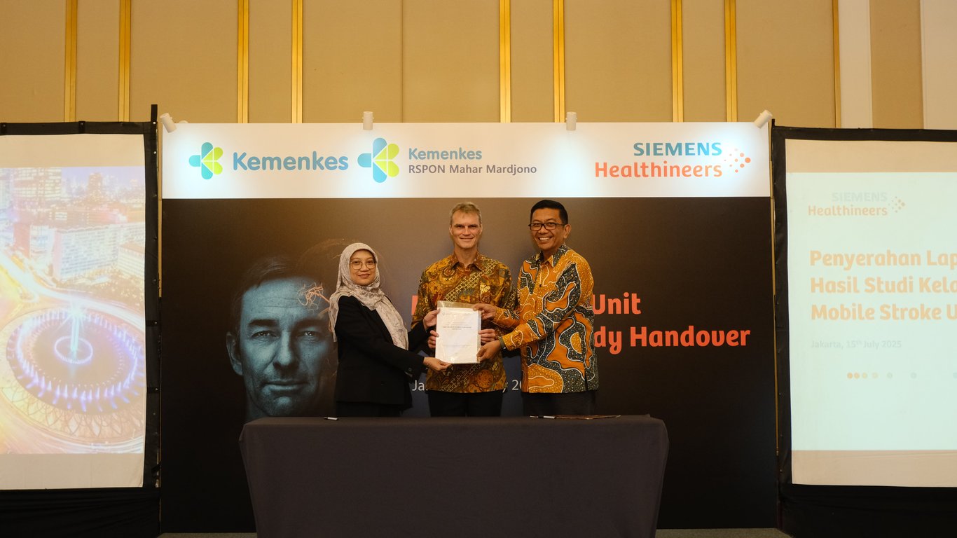 (Dari kiri ke kanan) dr. Adin Nulkhasanah Sp.S, MARS, Direktur Utama RS PON, Alfred Fahringer, Presiden Direktur Siemens Healthineers Indonesia, dan dr. Obrin Parulian, M. Kes. Direktur Pelayanan Klinis, pada acara Serah Terima Studi Kelayakan Mobile Stroke Unit (MSU) di Hotel The St. Regis, Jakarta, pada 15 Juli 2025.