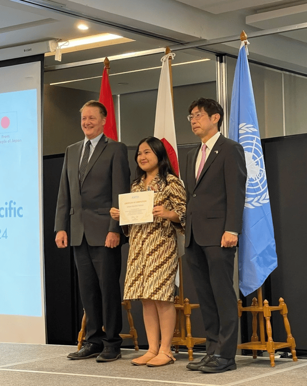 Arfiana Maulina terpilih mengikuti Training Phase II Leader for Free and Open Indo-Pacific UNITAR Hiroshima berfoto bersama Michael Fors, Ph.D dan H.E KIYA Masahiko, Ambassador of Japan to ASEAN (Sumber: Dok. Pribadi/Arfiana Maulina)