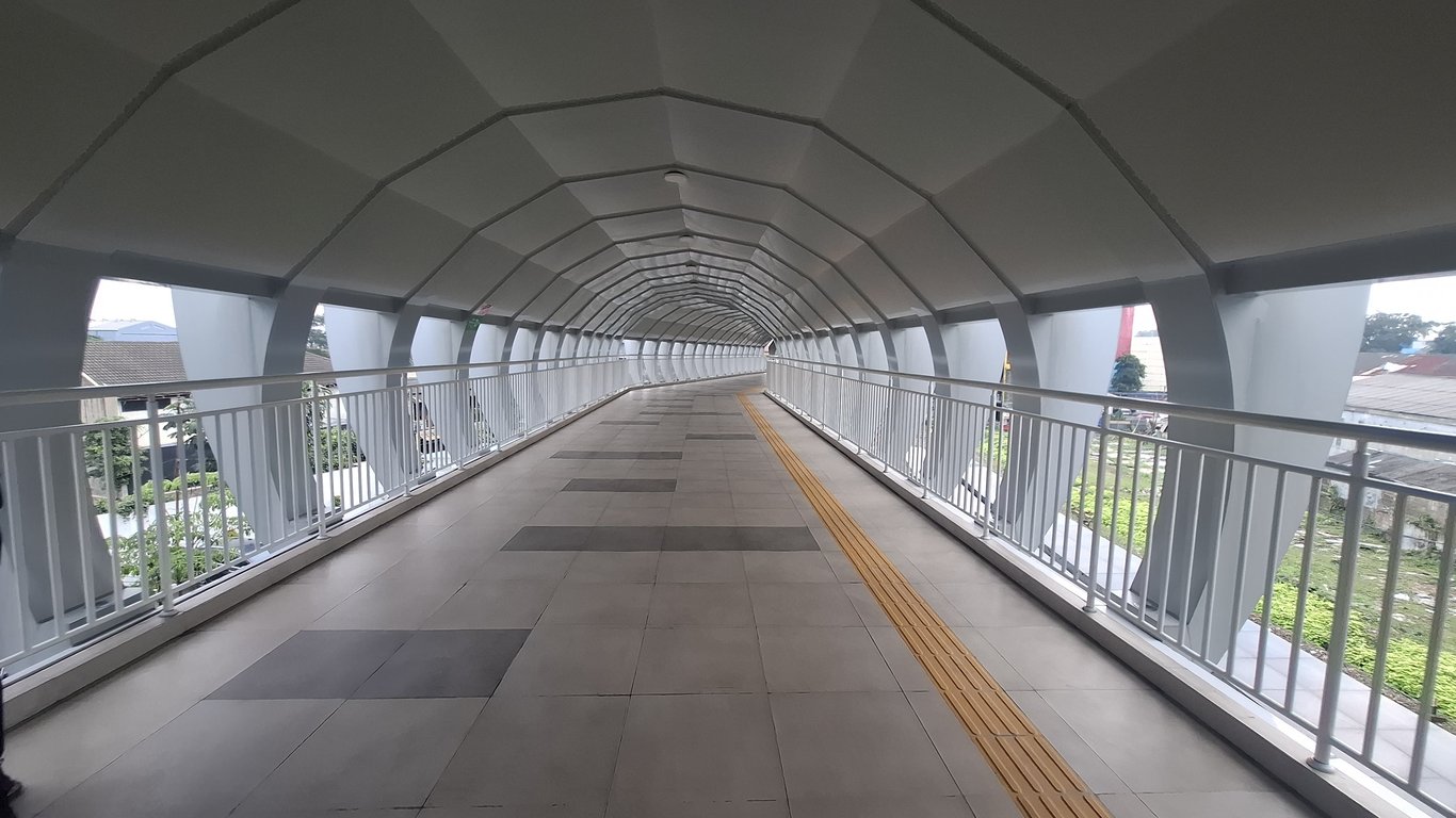 Interior Skybridge yang menghubungkan Stasiun Bogor - Bogor Paledang