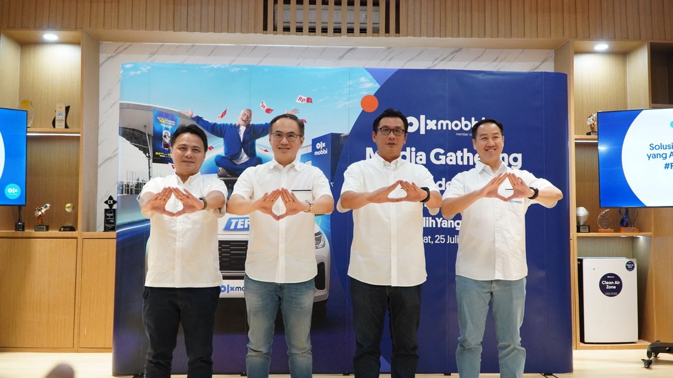 Jajaran petinggi OLXmobbi berfoto bersama dalam Media Gathering: Solusi Trade-in Mobil yang Aman dan Simpel #PilihYangAhli yang berlangsung di GIIAS 2025: President Director OLXmobbi, Naga Sujady (kedua dari kanan); Co-CEO & Director OLXmobbi, CK Yap (kedua dari kiri); COO & Director OLXmobbi, Agung Iskandar (paling kanan); dan Business Development Director OLXmobbi, Royston Low (paling kiri).
