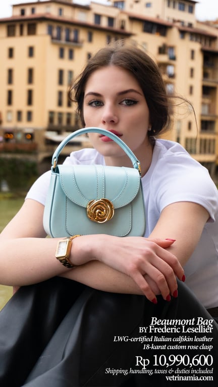 <i>Tas Beaumont berwarna biru muda, dari merek Prancis Frederic Lesellier</i>