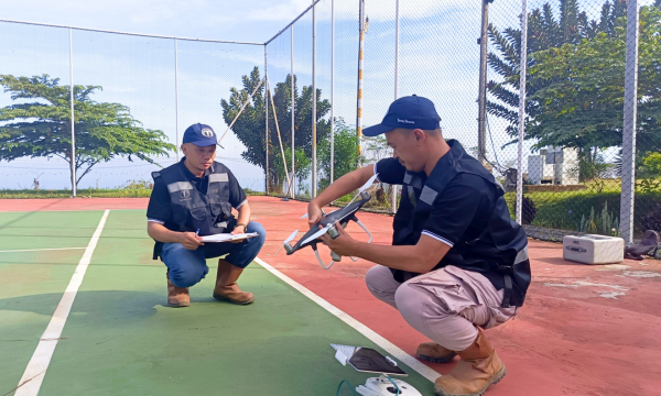 Sesi praktik pengoperasian ​drone di pelatihan dan sertifikasi remote pilot untuk PT BintangDelapan Mineral
