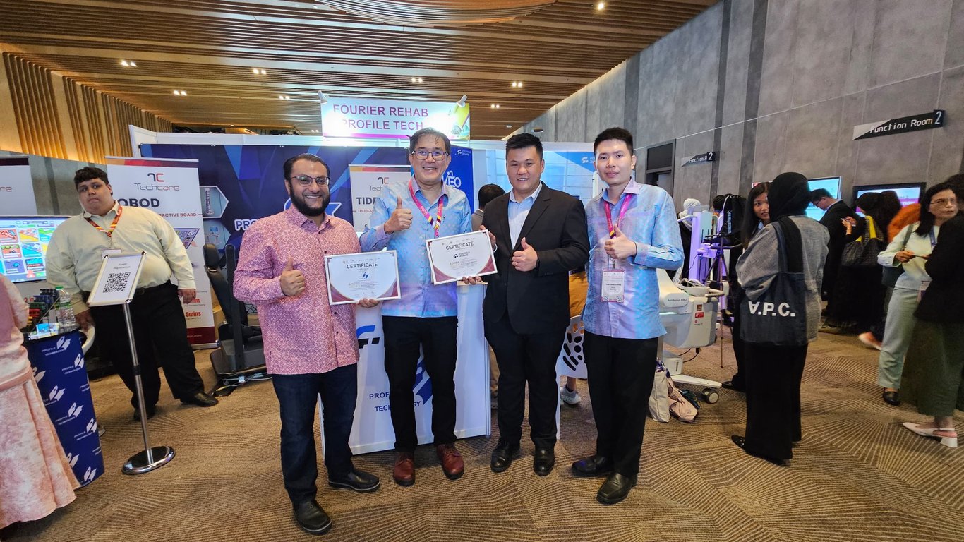 Picture 4: Second from right - Zhi Kang TAI, Senior Commercial Director of Fourier Rehab International division, with the organizers of AOCPRM 2025, together with our partner – Profile Technology. 