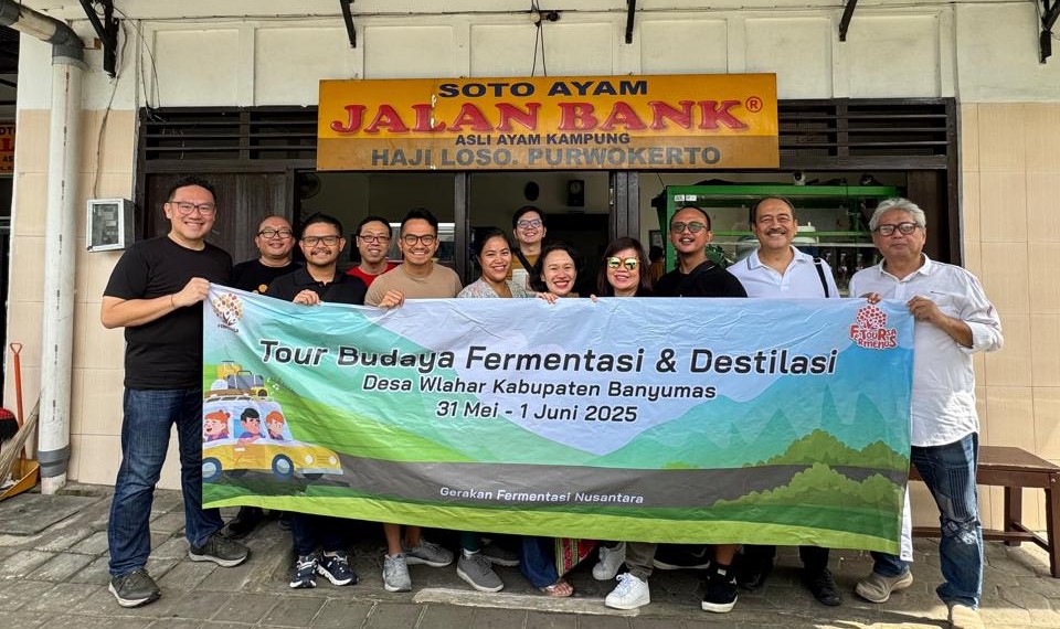 Peserta Tour Budaya Fermentasi dan Destilasi Fermenusa berphoto bersama usai menyantap makanan khas Purwokerto.