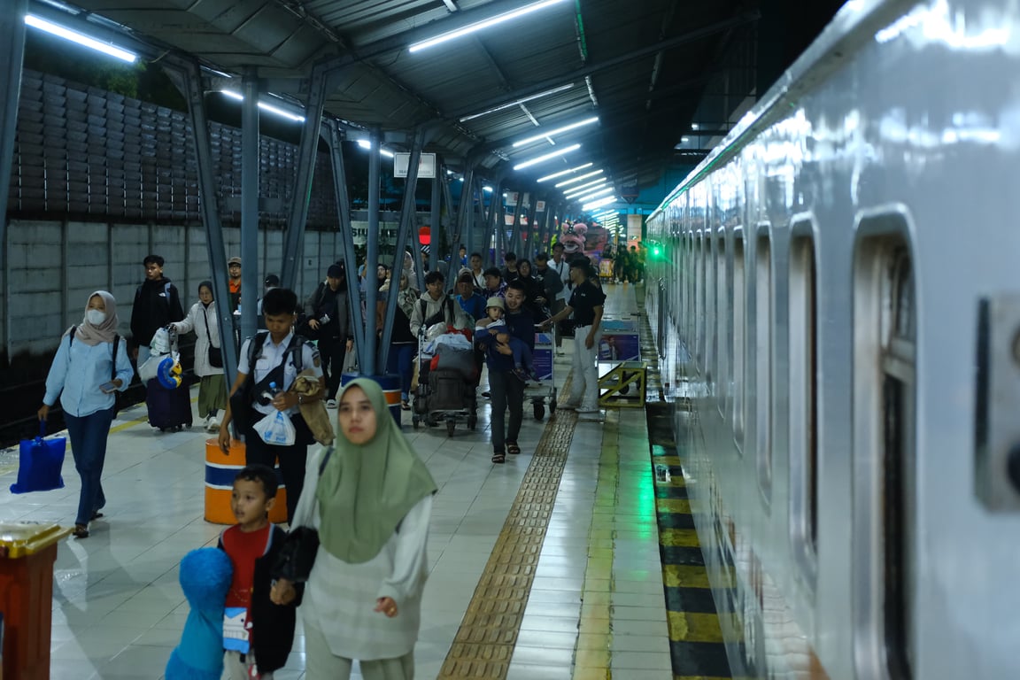 Foto : Penumpang saat akan menuju KA Sindang Marga di stasiun Kertapati