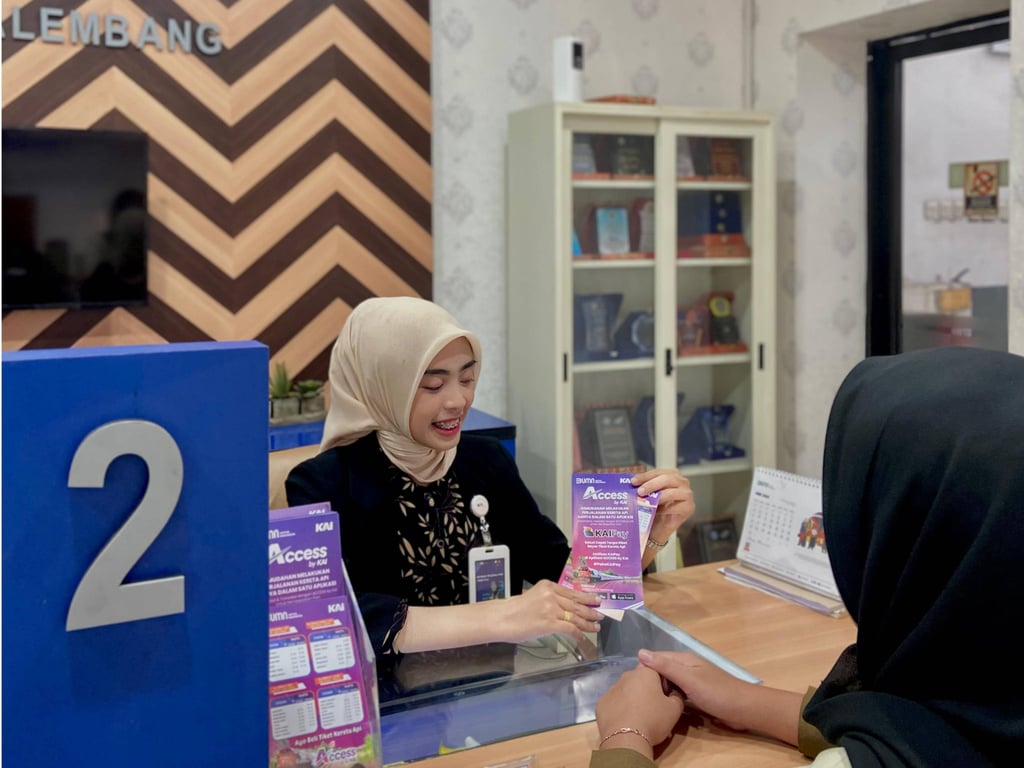 Foto : Petugas Customer Service di stasiun Kertapati sedang melayani pembatalan tiket calon penumpang