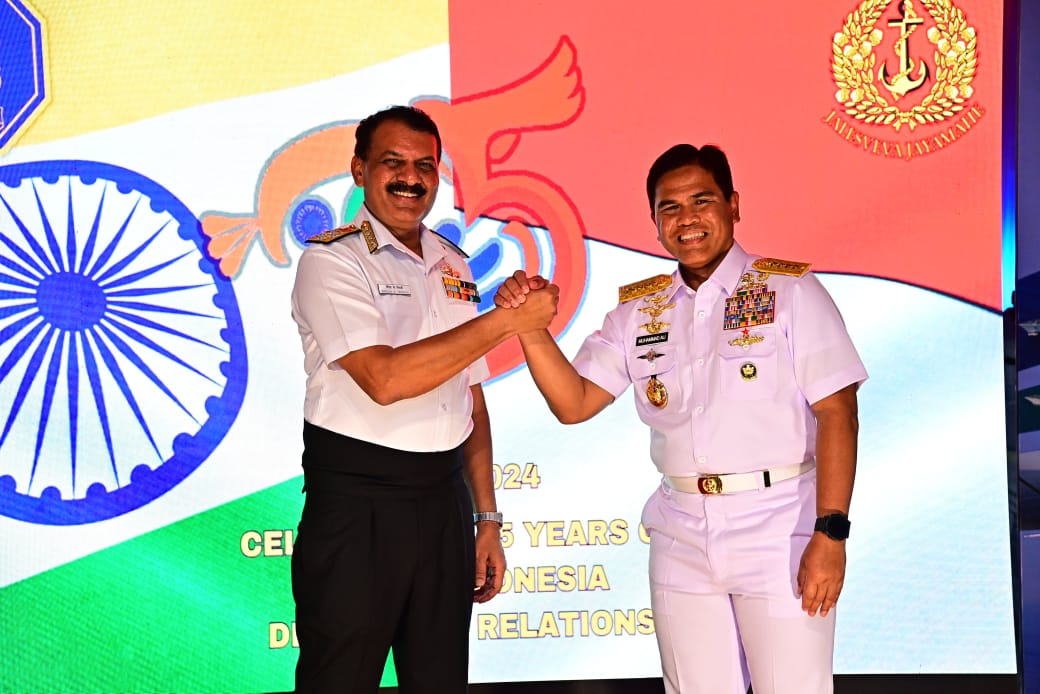 Laksamana Dinesh K. Tripathi, Kepala Staf Angkatan Laut India (CNS) dan Laksamana Muhammad Ali, Kepala Staf Angkatan Laut Indonesia (KASAL). 