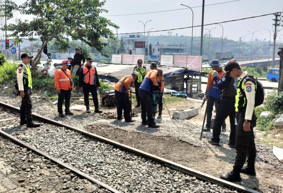 Proses Penutupan Perlintasan Sebidang Liar di KM 36+1/2 antara Cibadak -Parungkuda