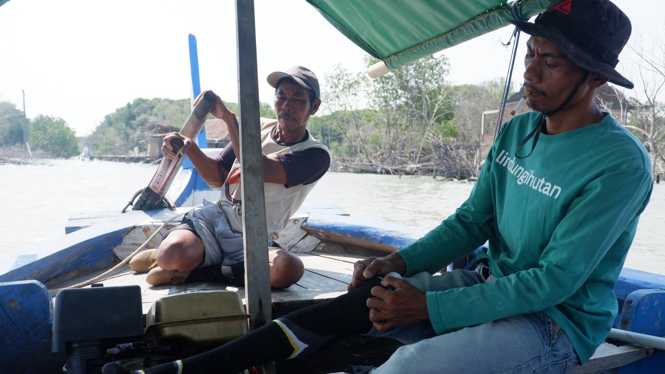 Ihwanudin, Petani Mangrove yang Masih Bertahan di Desa Bedono (Gambar: Tim LindungiHutan, 2025)