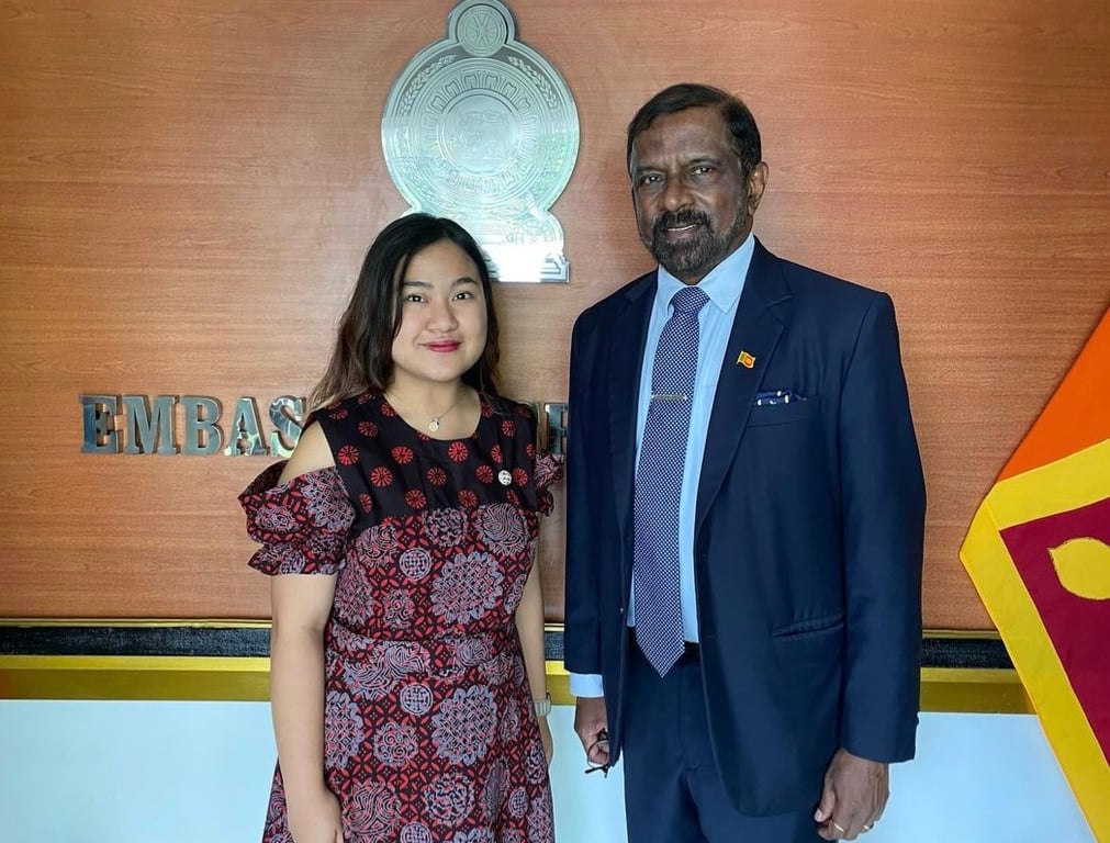 Arfiana Maulina diundang untuk mencicipi makanan khas Sri Lanka bersama H.E. the Ambassador of Sri Lanka in Jakarta, Admiral Prof. Jayanath Colombage (Sumber: Dok. Pribadi/Arfiana Maulina)