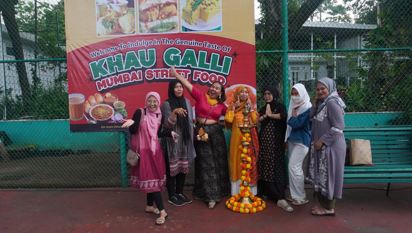 Pengunjung berfoto bersama pada festival Khau Galli di India House, Menteng, Jakarta, Minggu (4/5/2025). Foto: India News Desk/Rafi Fadhilah