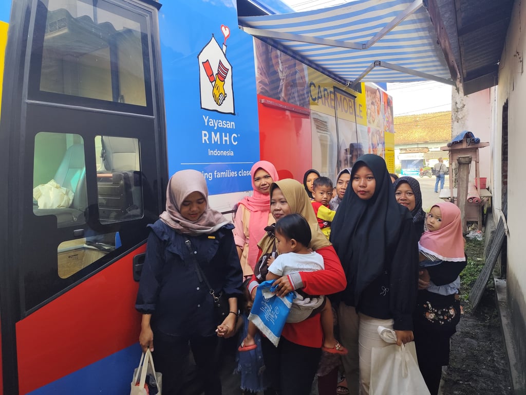 Pembagian Imunisasi dan pemeriksaan kesehatan anak menggunakan mobil kesehatan keliling Yayasan RMHC 
