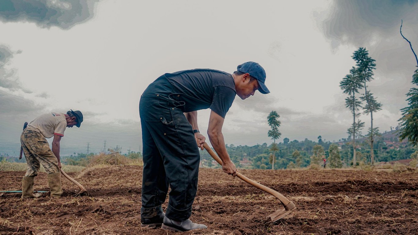 Kegiatan #REMOVARM: Memberikan Biochar di pertanian (Dok. Neutura)