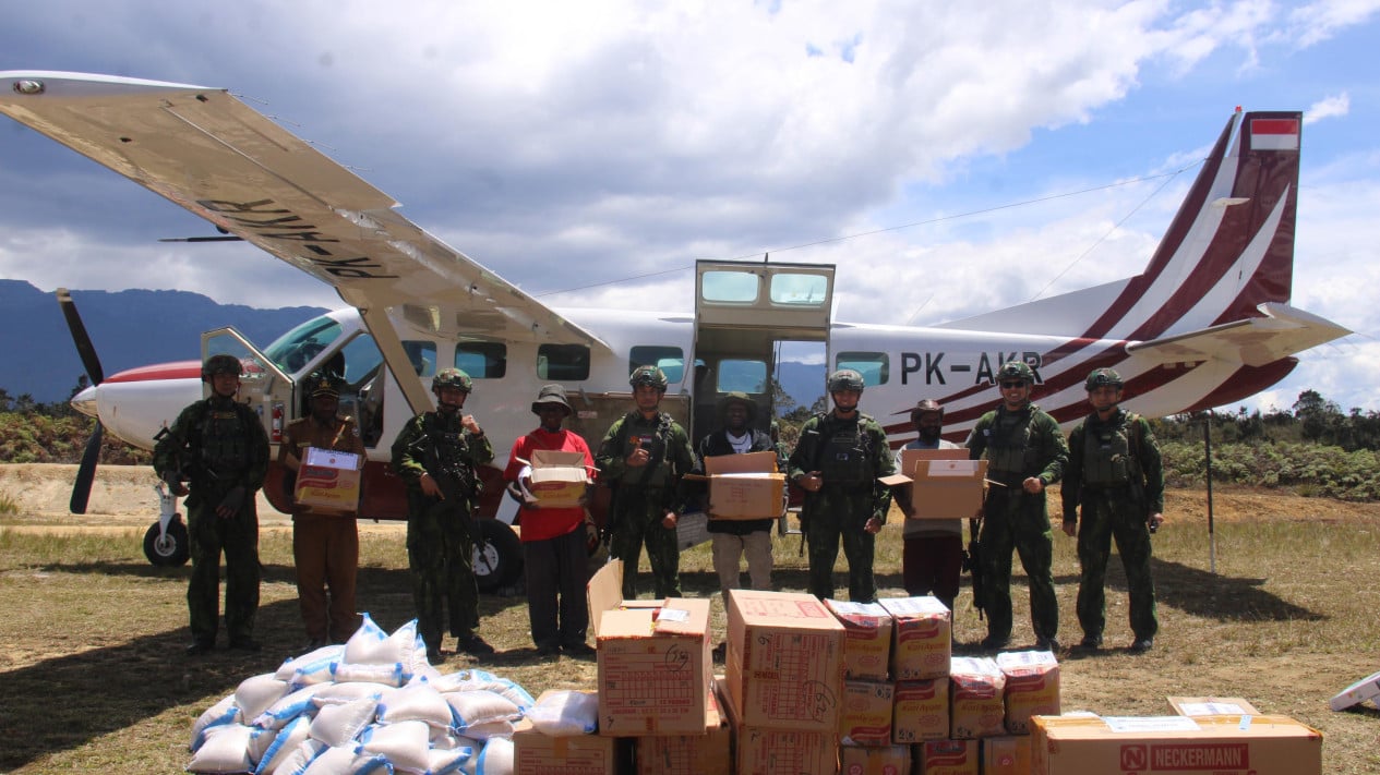 Pesawat yang memuat bantuan untuk Distrik Kuyawage. Foto: Istimewa