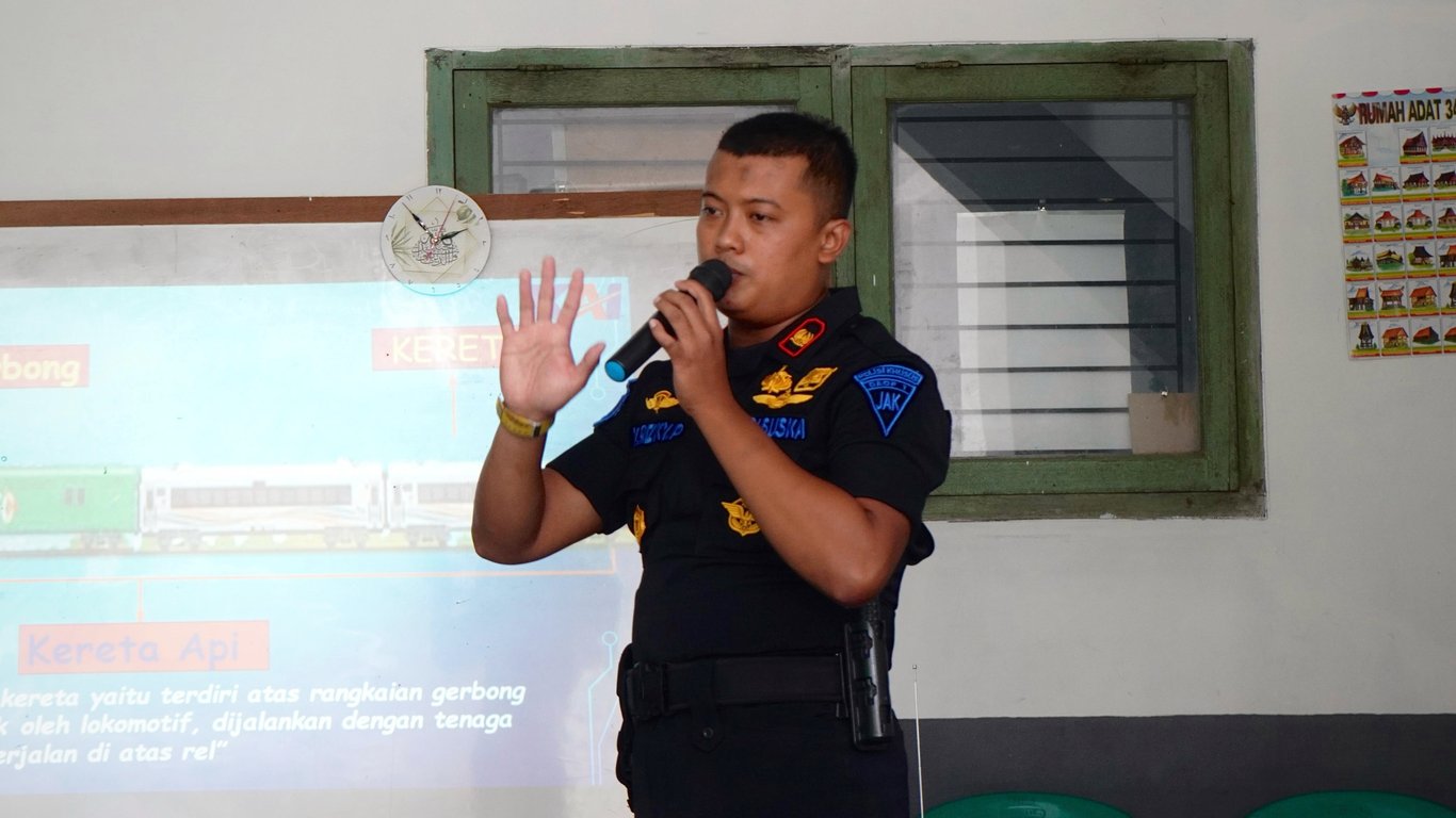 Petugas Polsuska Daop 1 Jakarta saat menyampaikan materi tentang bahaya larangan beraktifitas di jalur KA, di aula SMP Islam Nurul Shodikin, Selasa (27/5).