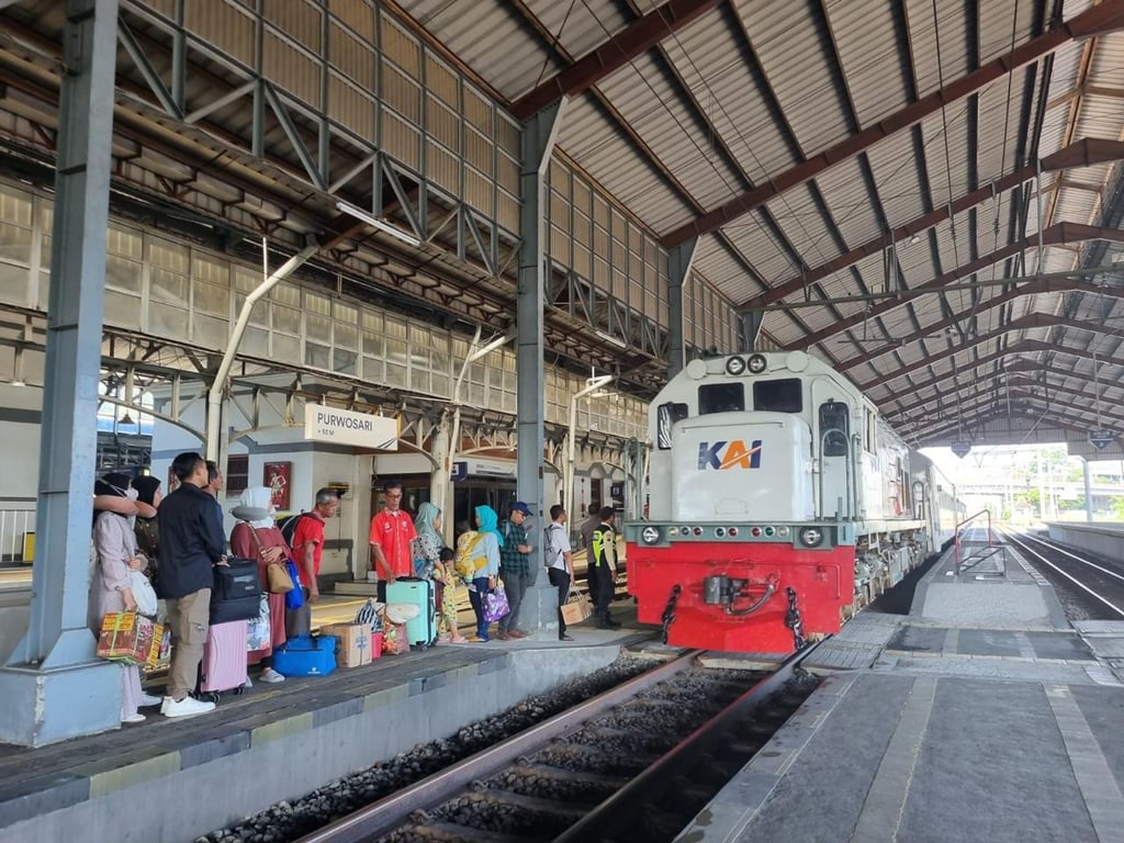Penumpang KA bersiap menaiki KA dari Stasiun Purwosari