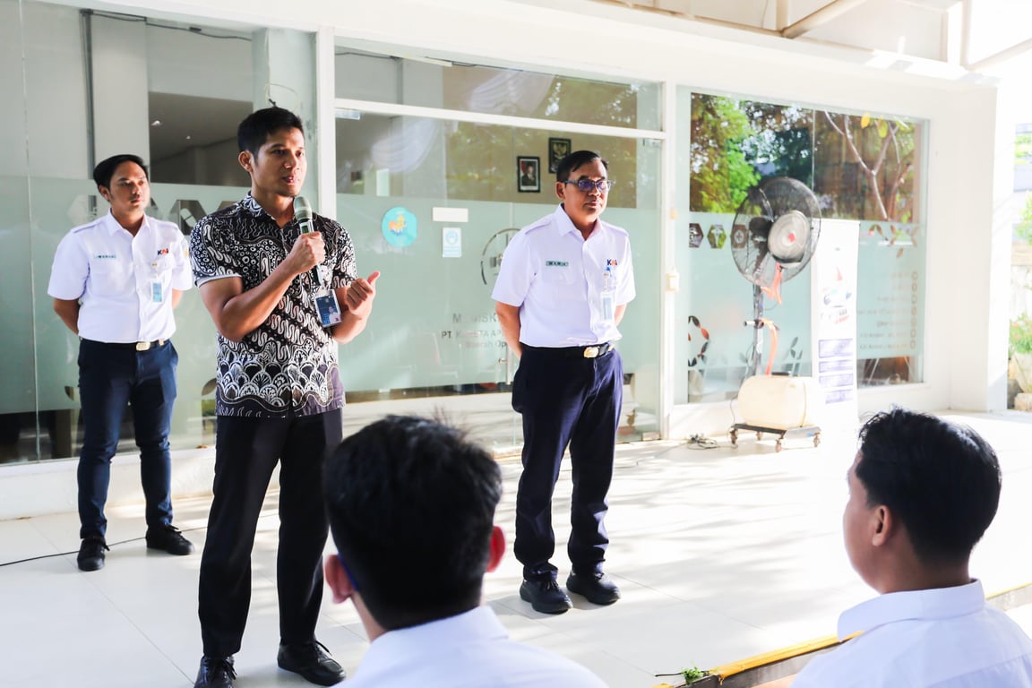 Manager Kesehatan KAI Daop 1 Jakarta Wahyu Santoso memberikan instruksi kepada peserta kegiatan seleksi kesehatan awal di Klinik Mediska Manggarai, Jakarta Selatan, Selasa (17/6).