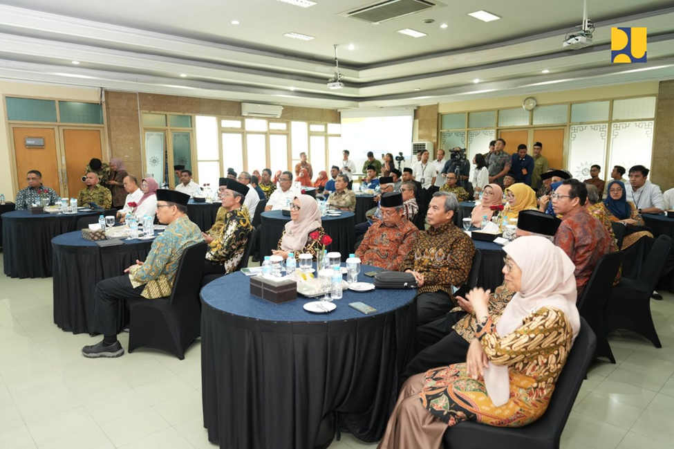 Audiens menghadiri penanda tanganan 